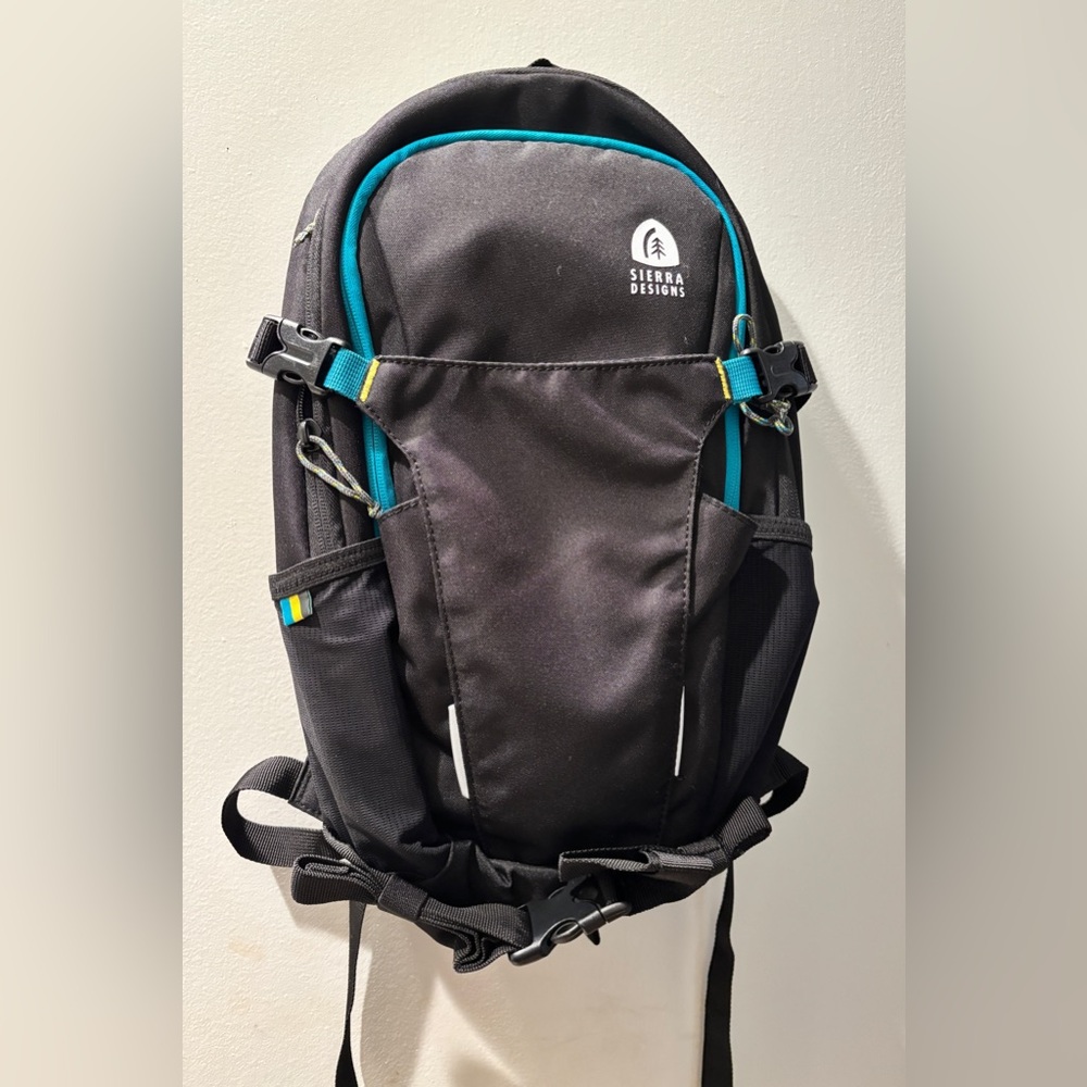 Sierra Designs Bear Peak 13L Hydration Backpack Black